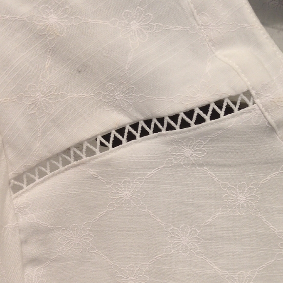 Chic White Button-Up Blouse - Picture 3 of 5